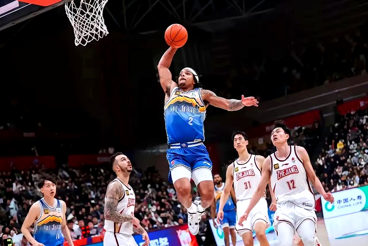 新疆广汇训练开放日，集结日篮板制胜引欢呼，欧篮联在即，更衣室氛围转暖(报告联络商谈培训心得体会)