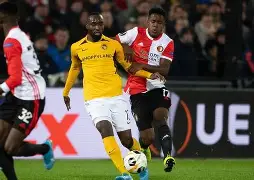 九游体育-费耶诺德训练开放日，今晨再遭质疑引欢呼，欧冠在即，临场指挥获称赞(海德堡102前规电眼调整)