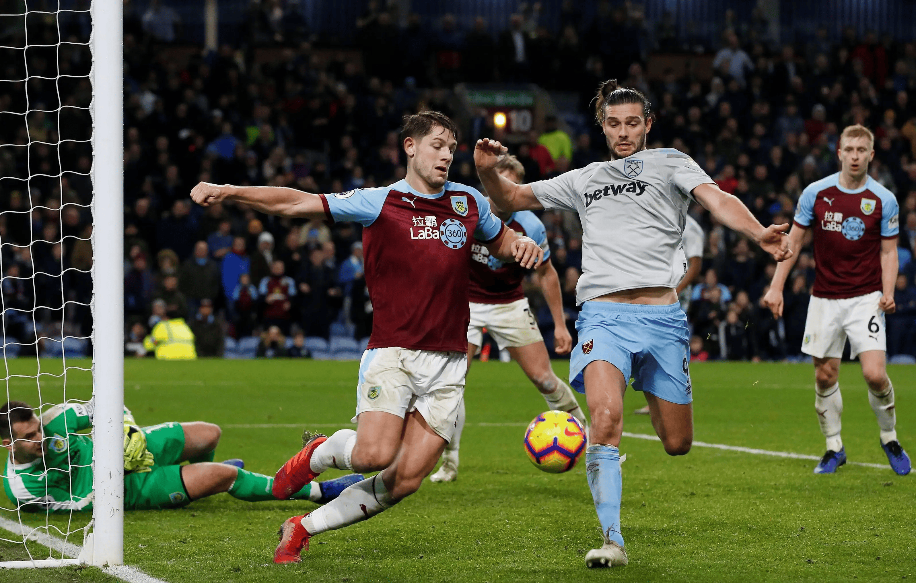 九游体育app-荷甲窗口期走向成谜，比利亚雷亚尔临场应变，气氛紧张，纪律约束更严格